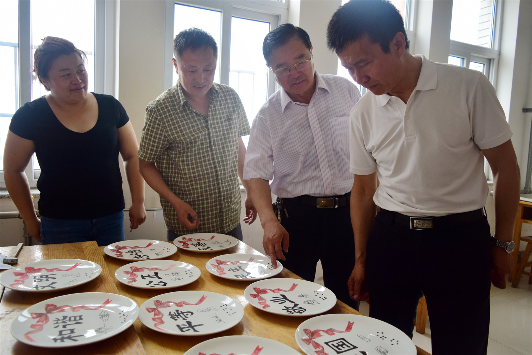 助殘日前夕高新區(qū)領(lǐng)導(dǎo)走訪慰問(wèn)特教學(xué)校師生