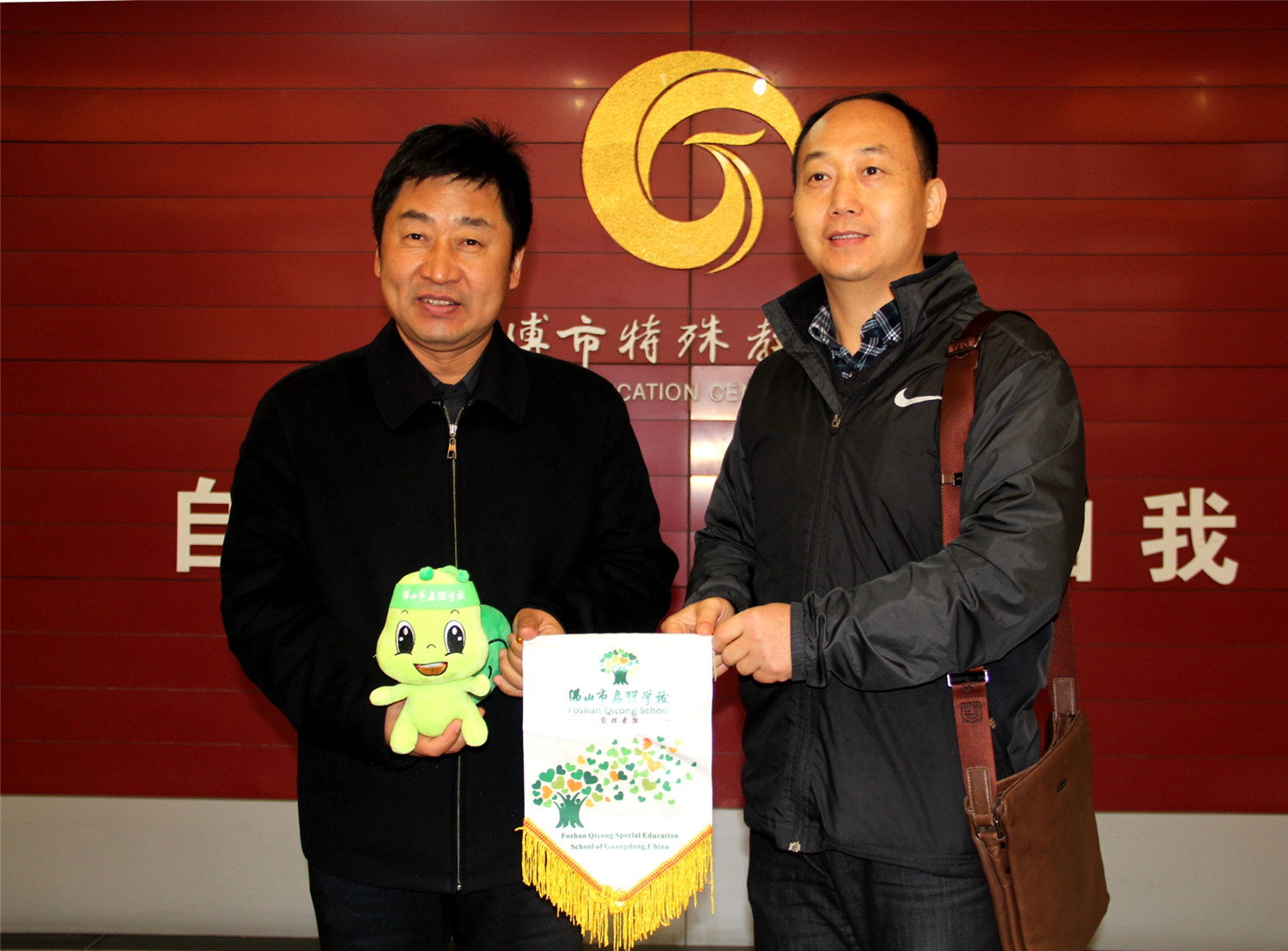 廣東佛山啟聰學(xué)?？疾靾F(tuán)來(lái)校參觀(guān)調(diào)研