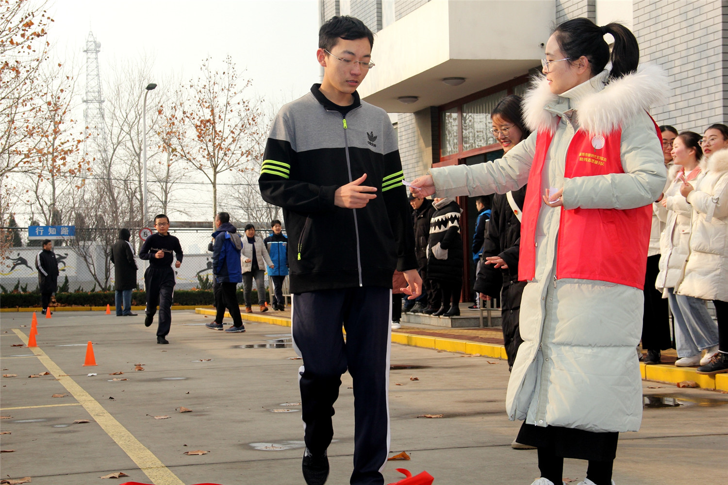 市特教中心舉行“跑過(guò)冬天 健康快樂(lè)”第八屆學(xué)生冬季越野賽