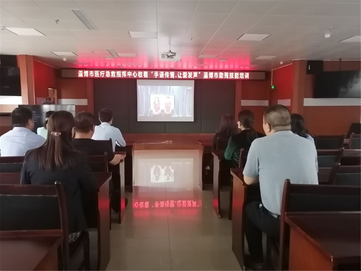 市特教中心舉行“手語(yǔ)傳情 讓愛(ài)發(fā)聲”助殘技能培訓(xùn)網(wǎng)絡(luò)文明傳播活動(dòng)