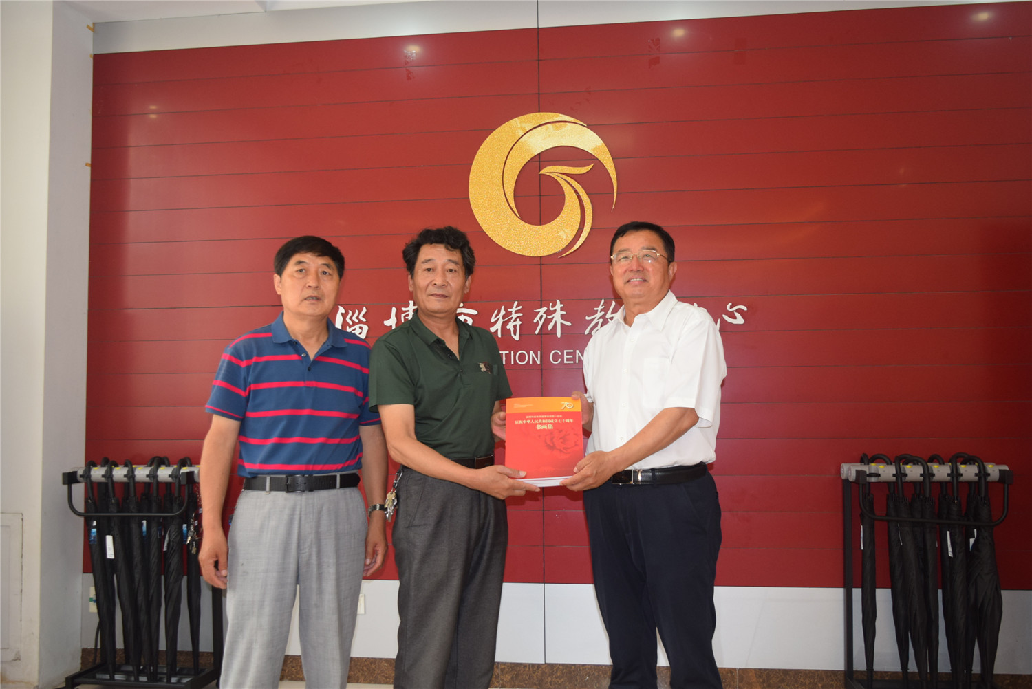 市老年書畫學(xué)會名家進特教