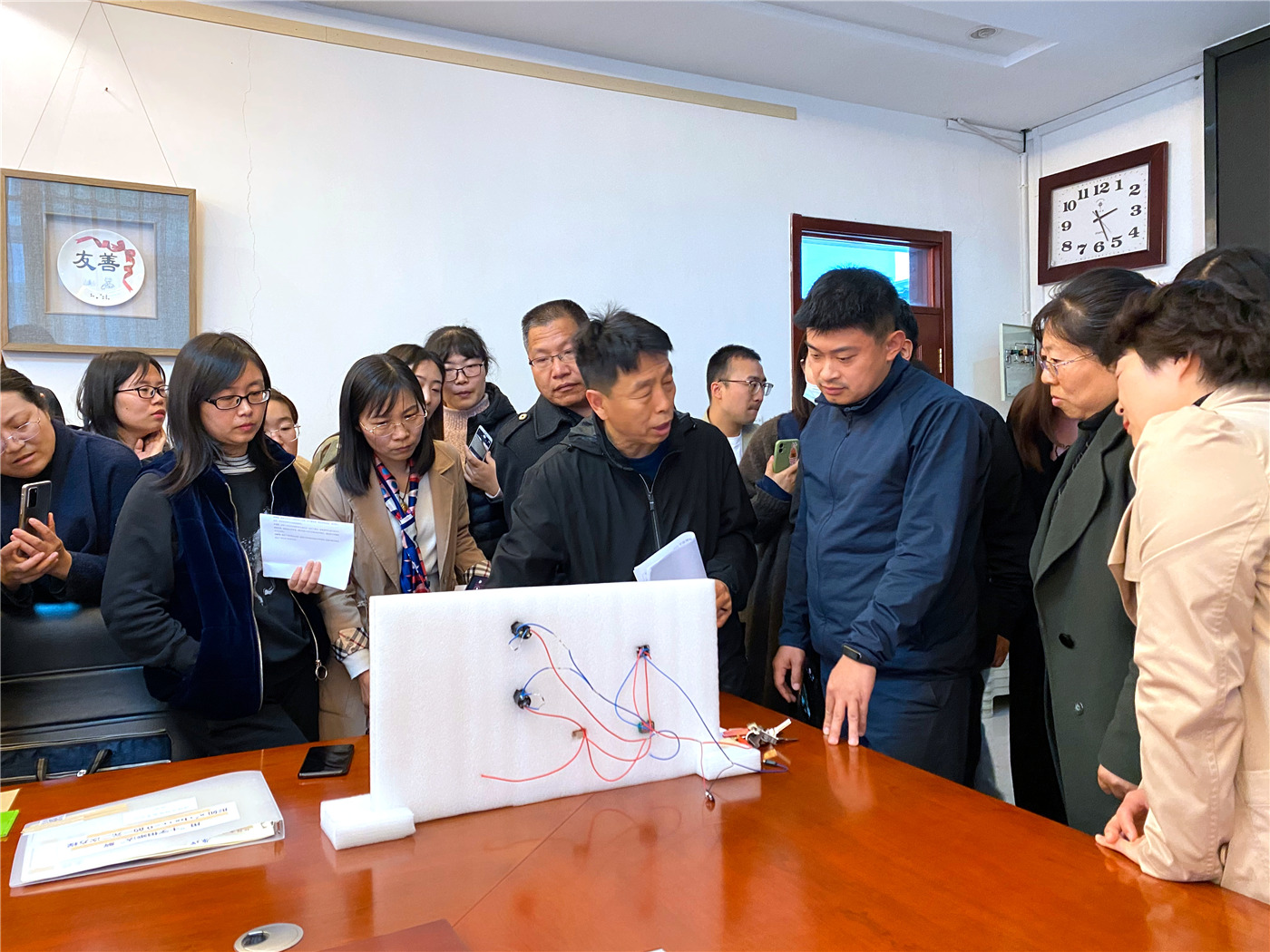 巧手慧心    創(chuàng)意無(wú)限   ——市特教中心召開(kāi)自制教具專家點(diǎn)評(píng)會(huì)