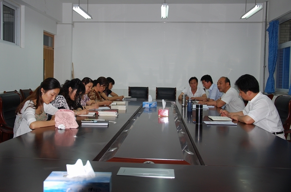 學(xué)校黨總支召開(kāi)中心組理論學(xué)習(xí)會(huì)