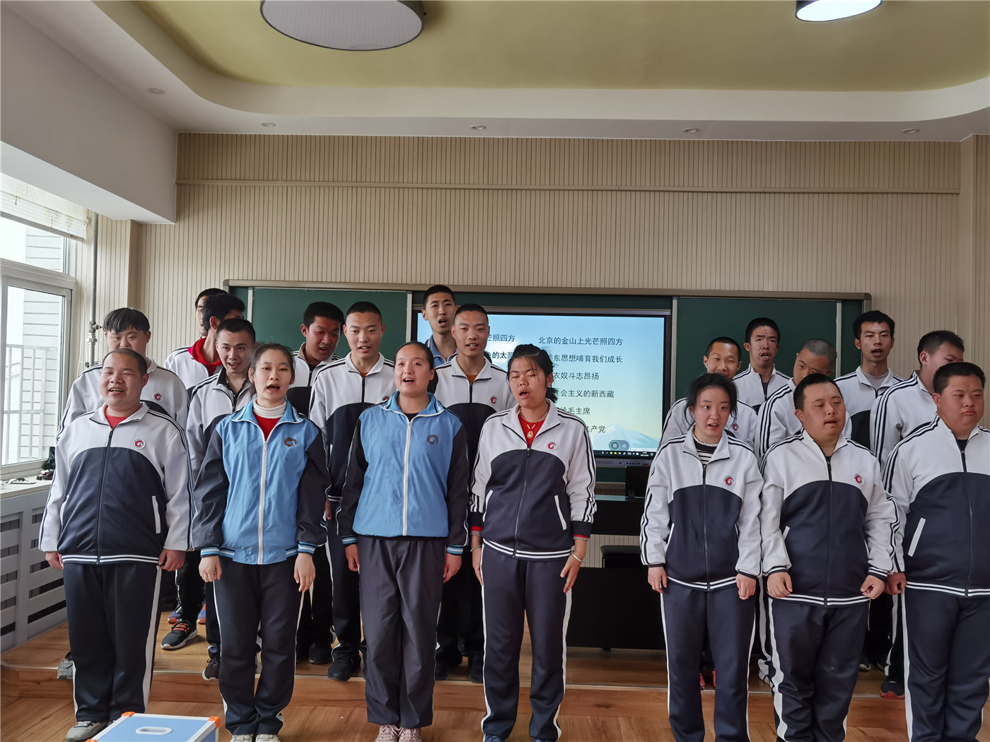市特教中心組織開展“學(xué)黨史，感黨恩，永遠(yuǎn)跟黨走”主題教育活動(dòng)