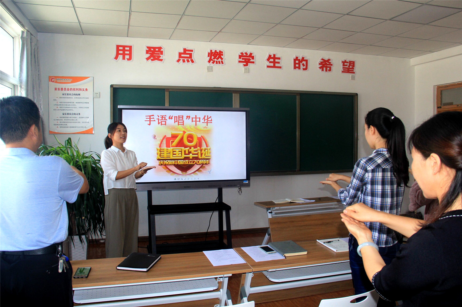 紅旗飄飄，手語“唱”中華
