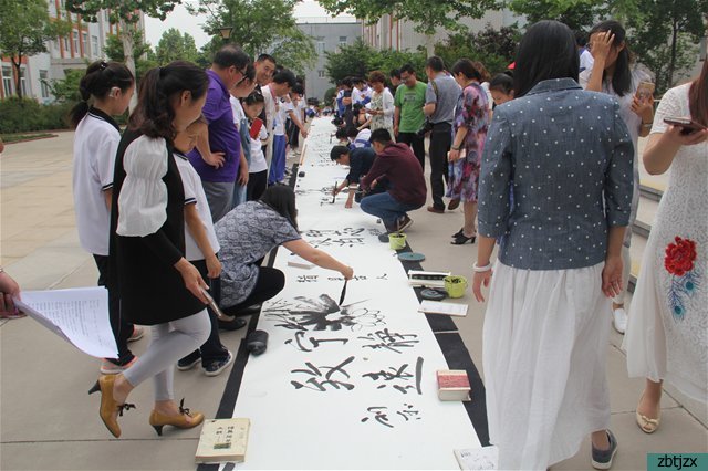 百米長(zhǎng)卷揮翰墨 習(xí)字立人傳經(jīng)典