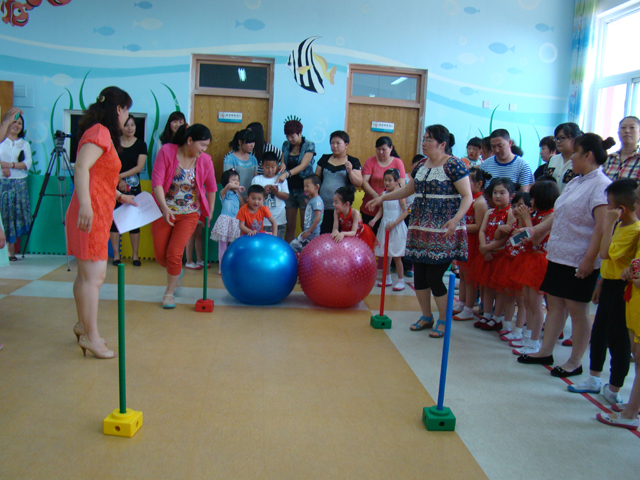 學(xué)?？祻?fù)部組織“大手牽小手 同在藍(lán)天下”別樣六一慶祝活動