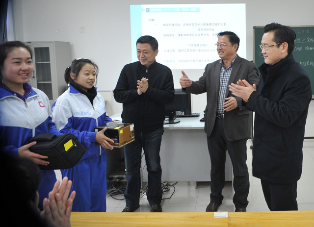 齊魯安全科技產業(yè)園領導到校慰問