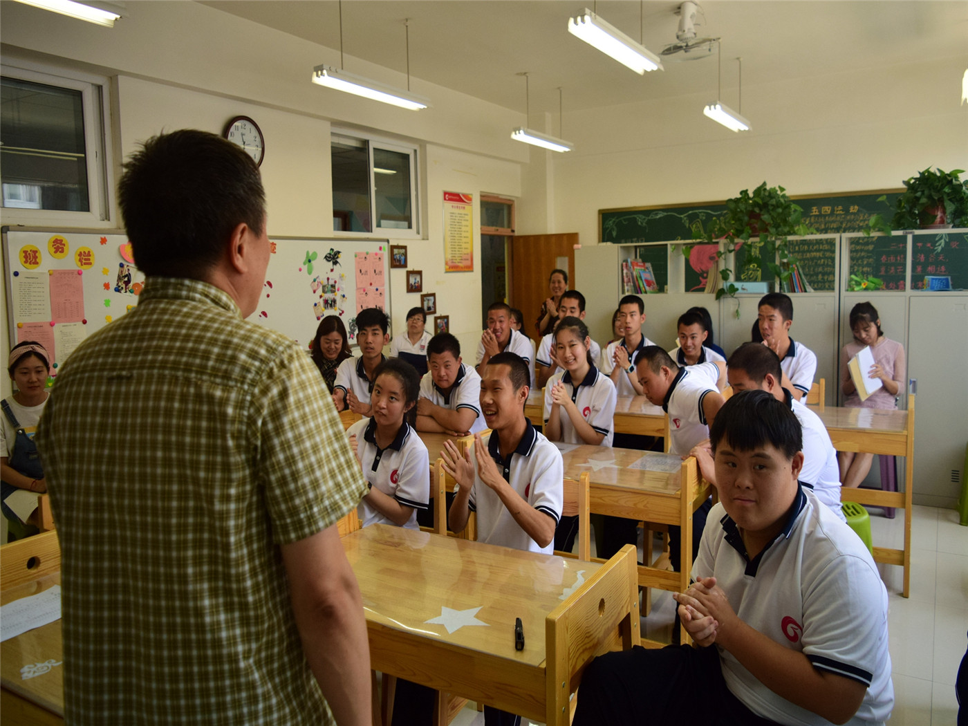 共上一堂專題輔導(dǎo)課  共講勞動(dòng)創(chuàng)造美好生活