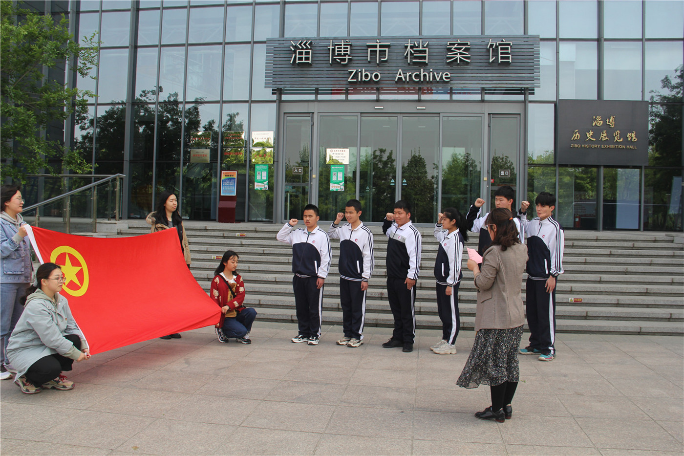 市特教中心組織開展“學(xué)黨史、強(qiáng)信念、跟黨走”新團(tuán)員入團(tuán)儀式